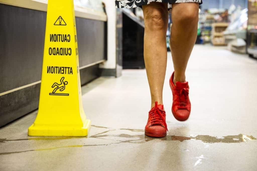 How “Wet Floor” Signs Impact a 滑 和 Fall Accident Case